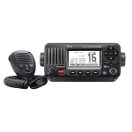Radio Móvil Marino Icom IC-M424G, color negro, 25W, Tx:156.025-157.425MHz, Rx:156.050-163.275MHz, con GPS interconstruido, pantalla de matriz de puntos de fondo blanco, capacida...
